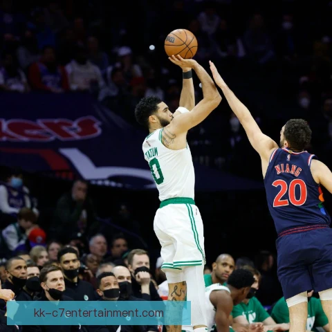 更衣室领袖转身后仰跳投，关键球稳定军心